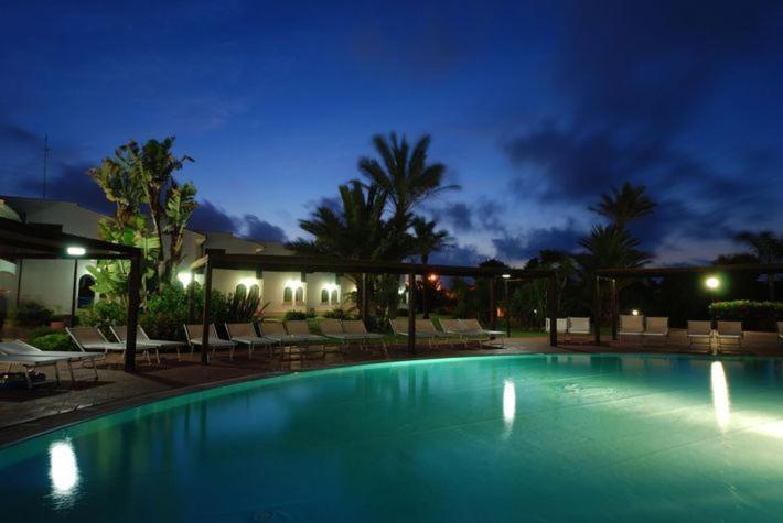 Hotel Club Santa Sabina Торре-Санта-Сабіна Екстер'єр фото