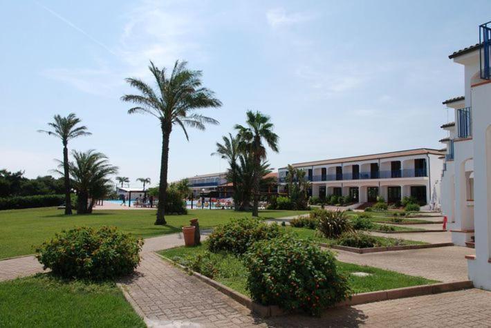 Hotel Club Santa Sabina Торре-Санта-Сабіна Екстер'єр фото