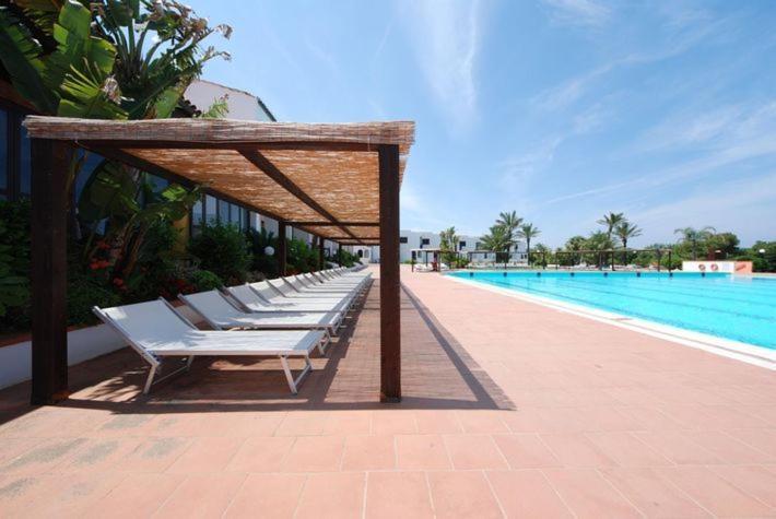 Hotel Club Santa Sabina Торре-Санта-Сабіна Екстер'єр фото