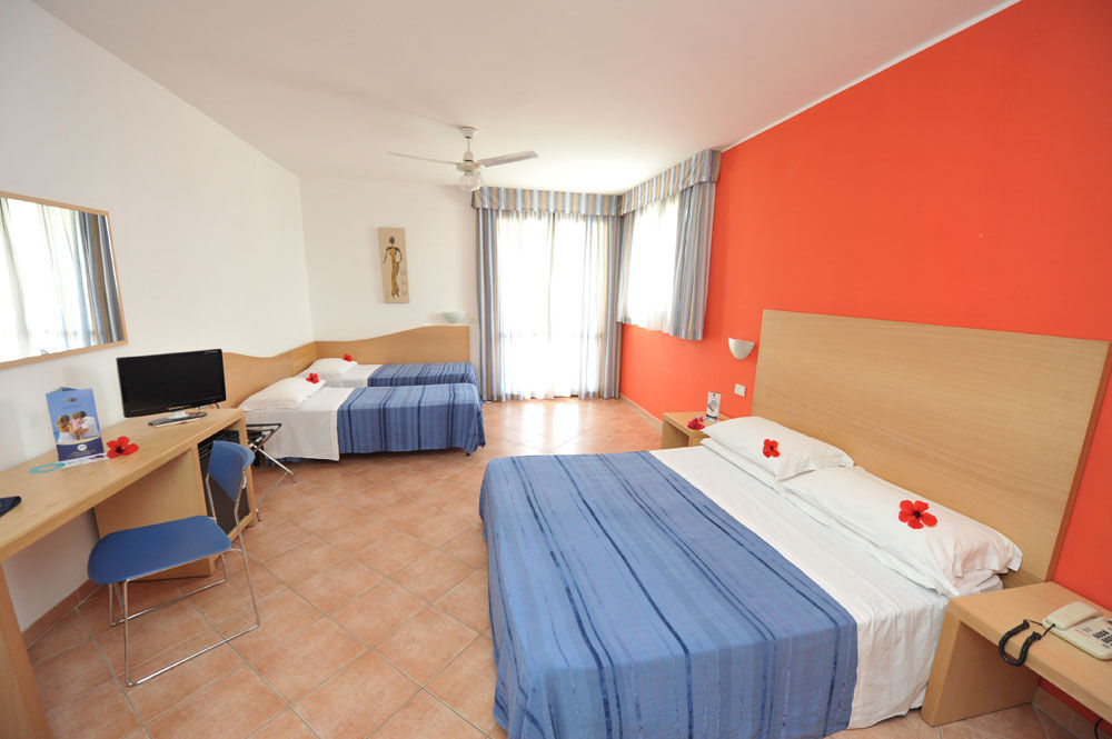 Hotel Club Santa Sabina Торре-Санта-Сабіна Екстер'єр фото
